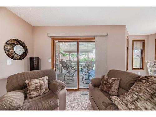 85 Sherwood Boulevard West, Lethbridge, AB - Indoor Photo Showing Living Room