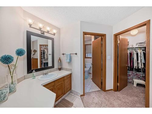 85 Sherwood Boulevard West, Lethbridge, AB - Indoor Photo Showing Bathroom