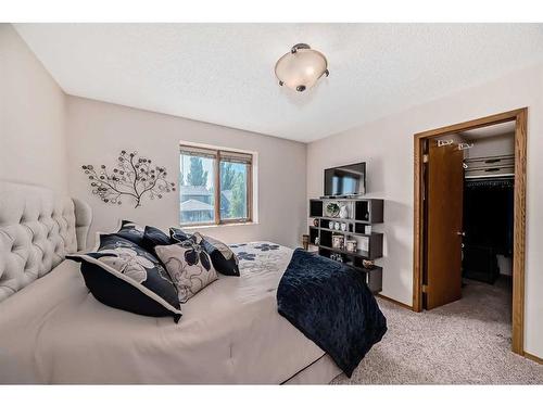 85 Sherwood Boulevard West, Lethbridge, AB - Indoor Photo Showing Bedroom