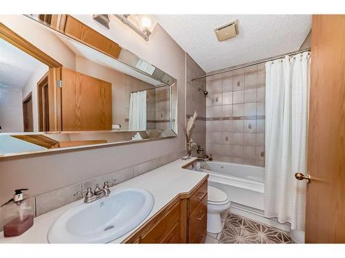 85 Sherwood Boulevard West, Lethbridge, AB - Indoor Photo Showing Bathroom