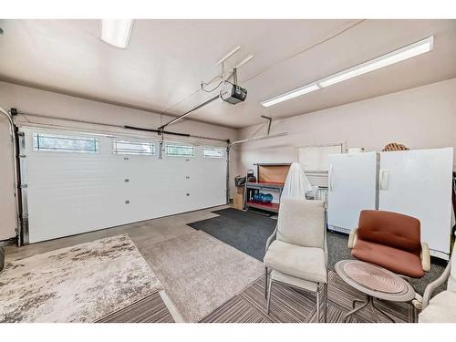 85 Sherwood Boulevard West, Lethbridge, AB - Indoor Photo Showing Garage