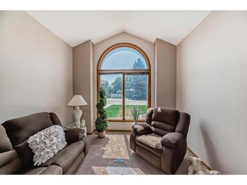 85 Sherwood Boulevard West, Lethbridge, AB - Indoor Photo Showing Living Room