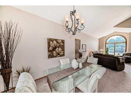 85 Sherwood Boulevard West, Lethbridge, AB - Indoor Photo Showing Dining Room