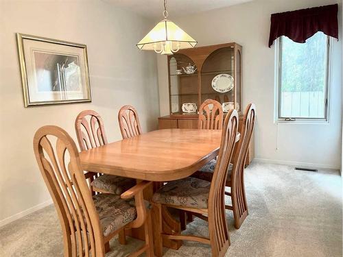 17 Bluefox Place North, Lethbridge, AB - Indoor Photo Showing Dining Room