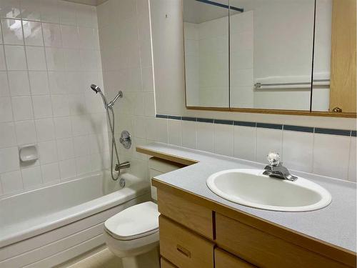 17 Bluefox Place North, Lethbridge, AB - Indoor Photo Showing Bathroom