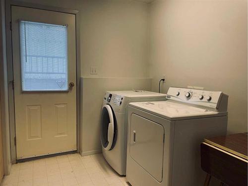 17 Bluefox Place North, Lethbridge, AB - Indoor Photo Showing Laundry Room