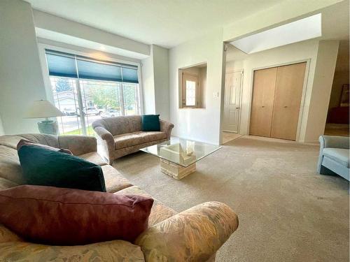 17 Bluefox Place North, Lethbridge, AB - Indoor Photo Showing Living Room