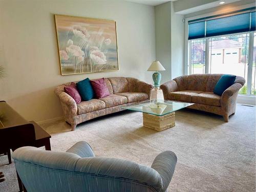 17 Bluefox Place North, Lethbridge, AB - Indoor Photo Showing Living Room