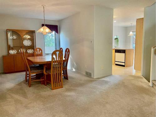 17 Bluefox Place North, Lethbridge, AB - Indoor Photo Showing Dining Room