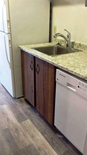 1-44-3950 23 Avenue South, Lethbridge, AB - Indoor Photo Showing Kitchen