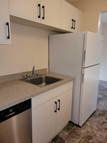 1-44-3950 23 Avenue South, Lethbridge, AB - Indoor Photo Showing Kitchen