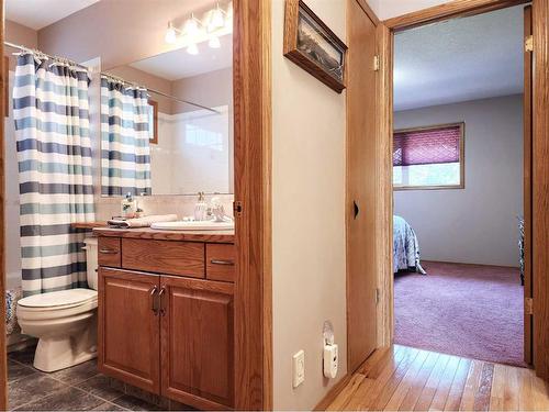 165 Heritage Crescent West, Lethbridge, AB - Indoor Photo Showing Bathroom