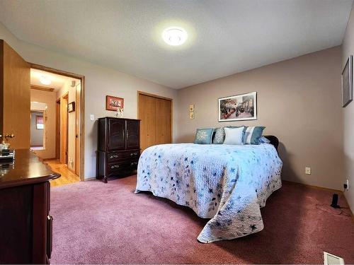 165 Heritage Crescent West, Lethbridge, AB - Indoor Photo Showing Bedroom