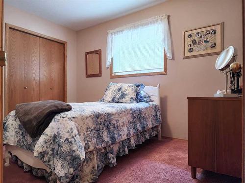 165 Heritage Crescent West, Lethbridge, AB - Indoor Photo Showing Bedroom