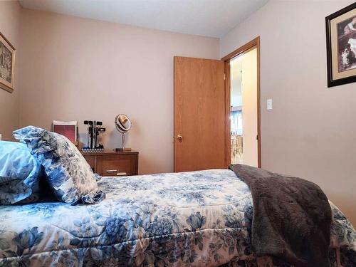 165 Heritage Crescent West, Lethbridge, AB - Indoor Photo Showing Bedroom