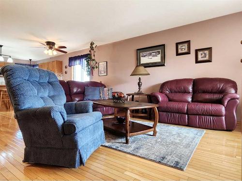 165 Heritage Crescent West, Lethbridge, AB - Indoor Photo Showing Living Room