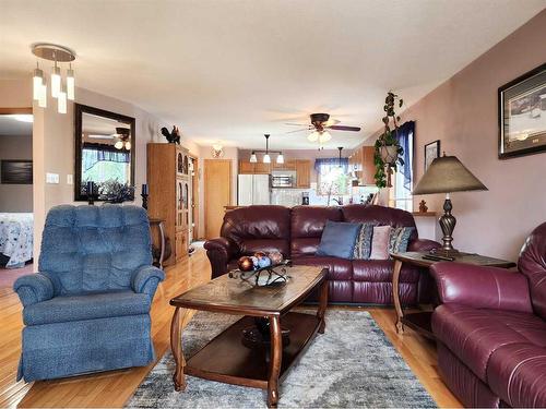 165 Heritage Crescent West, Lethbridge, AB - Indoor Photo Showing Living Room