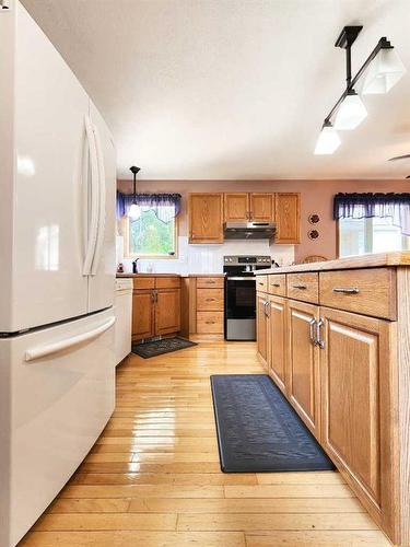 165 Heritage Crescent West, Lethbridge, AB - Indoor Photo Showing Kitchen