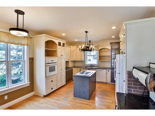 179 E 100 S, Raymond, AB - Indoor Photo Showing Kitchen