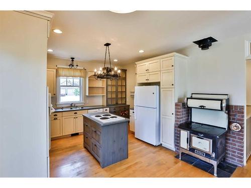 179 E 100 S, Raymond, AB - Indoor Photo Showing Kitchen With Double Sink