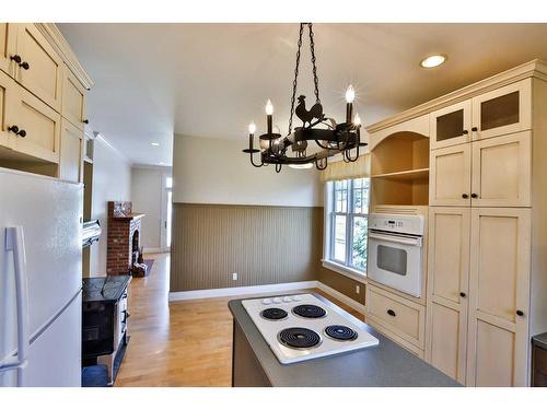 179 E 100 S, Raymond, AB - Indoor Photo Showing Kitchen