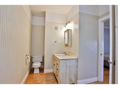 179 E 100 S, Raymond, AB - Indoor Photo Showing Bathroom