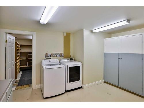 179 E 100 S, Raymond, AB - Indoor Photo Showing Laundry Room