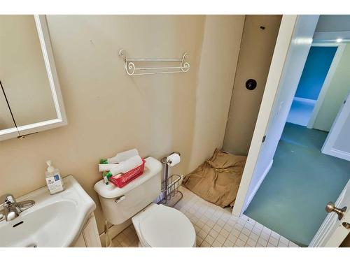 179 E 100 S, Raymond, AB - Indoor Photo Showing Bathroom