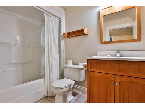 179 E 100 S, Raymond, AB - Indoor Photo Showing Bathroom