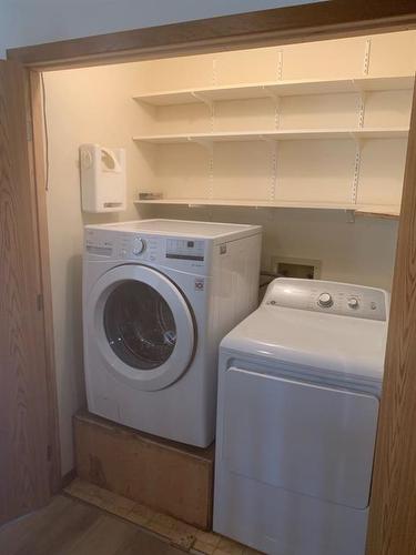 508 6Th Avenue, Warner, AB - Indoor Photo Showing Laundry Room