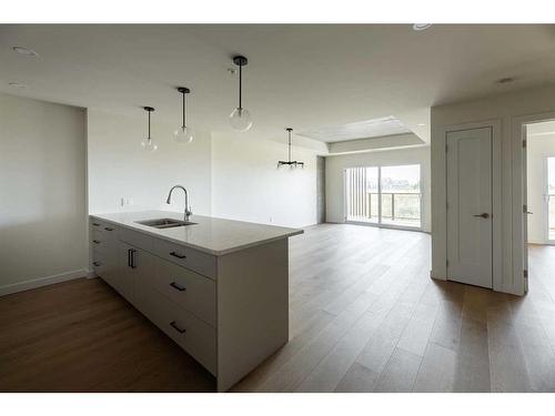 #132-102 Scenic Drive North, Lethbridge, AB - Indoor Photo Showing Kitchen With Double Sink