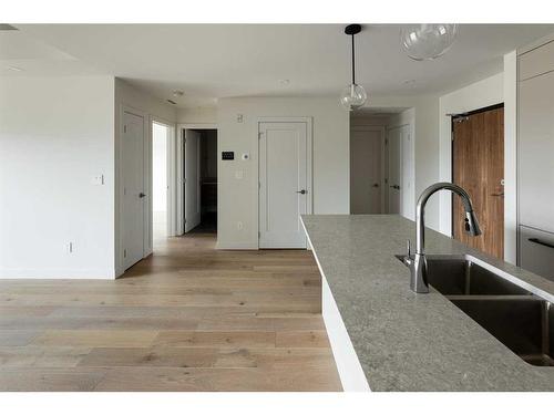 #132-102 Scenic Drive North, Lethbridge, AB - Indoor Photo Showing Kitchen With Double Sink