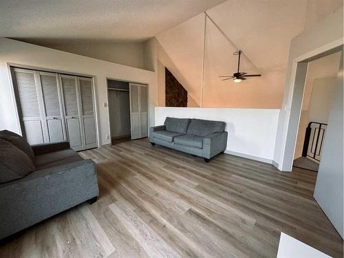 504 Watson Avenue, Picture Butte, AB - Indoor Photo Showing Living Room