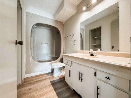 504 Watson Avenue, Picture Butte, AB - Indoor Photo Showing Bathroom