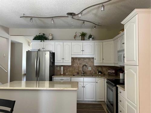 1237 Glacier Drive South, Lethbridge, AB - Indoor Photo Showing Kitchen With Upgraded Kitchen