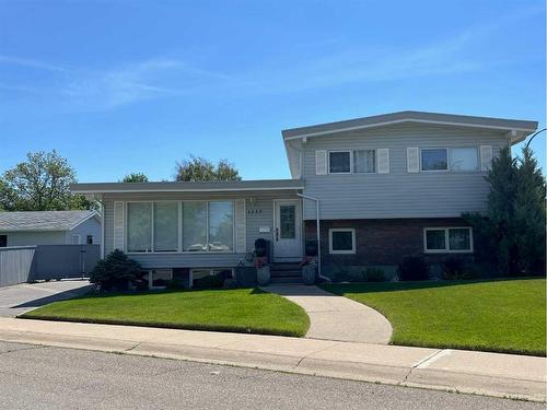 1237 Glacier Drive South, Lethbridge, AB - Outdoor With Facade