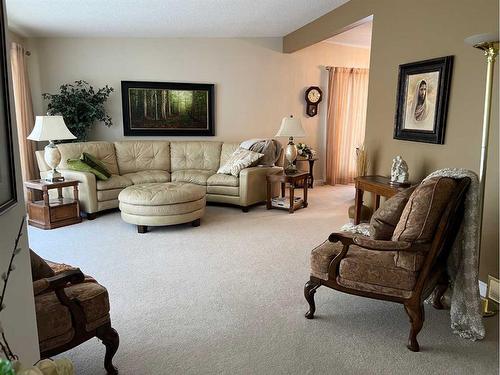 1237 Glacier Drive South, Lethbridge, AB - Indoor Photo Showing Living Room