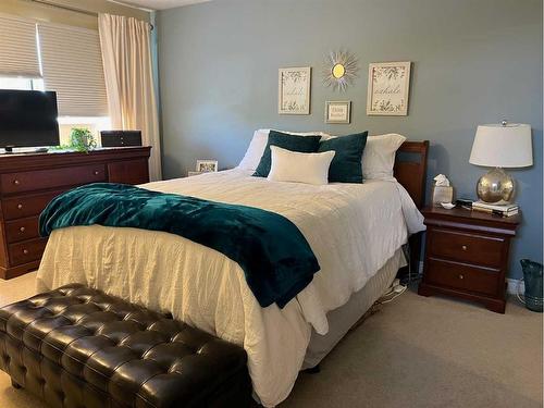 1237 Glacier Drive South, Lethbridge, AB - Indoor Photo Showing Bedroom