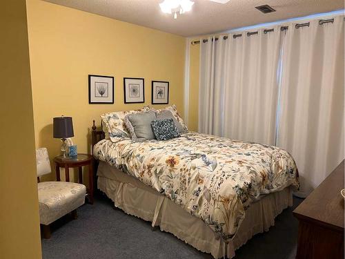 1237 Glacier Drive South, Lethbridge, AB - Indoor Photo Showing Bedroom