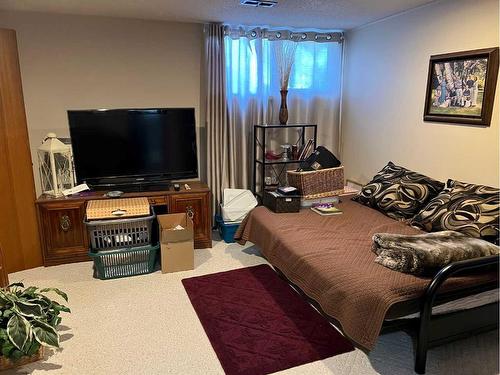 1237 Glacier Drive South, Lethbridge, AB - Indoor Photo Showing Bedroom