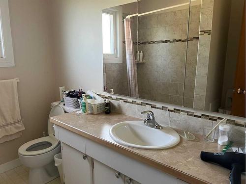 1237 Glacier Drive South, Lethbridge, AB - Indoor Photo Showing Bathroom