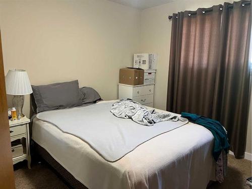 1237 Glacier Drive South, Lethbridge, AB - Indoor Photo Showing Bedroom