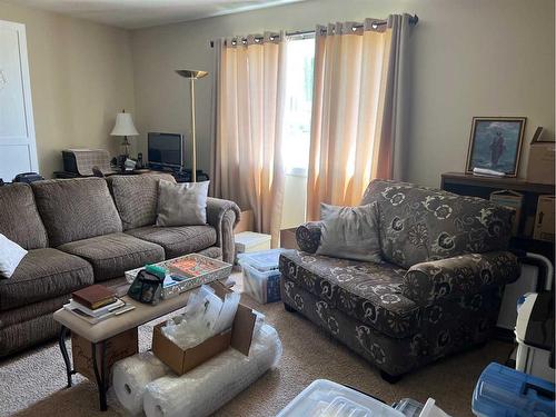 1237 Glacier Drive South, Lethbridge, AB - Indoor Photo Showing Living Room