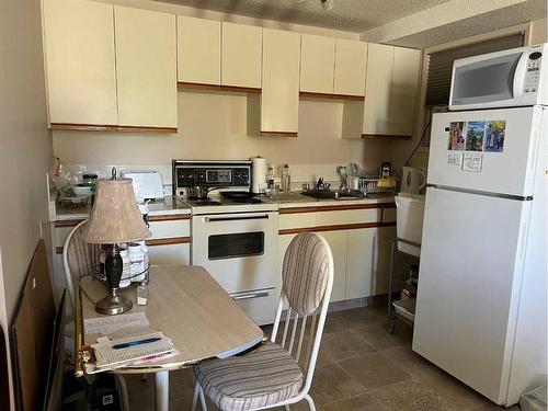 1237 Glacier Drive South, Lethbridge, AB - Indoor Photo Showing Kitchen