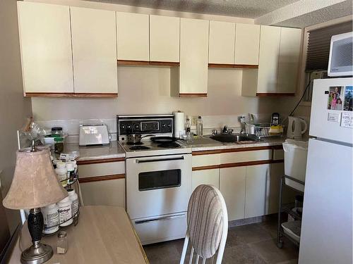 1237 Glacier Drive South, Lethbridge, AB - Indoor Photo Showing Kitchen