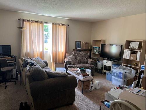 1237 Glacier Drive South, Lethbridge, AB - Indoor Photo Showing Living Room