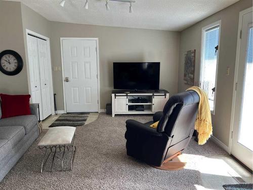 1237 Glacier Drive South, Lethbridge, AB - Indoor Photo Showing Living Room