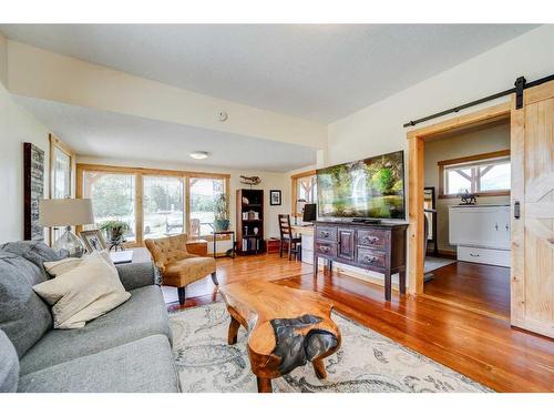 23017 27 Avenue, Bellevue, AB - Indoor Photo Showing Living Room