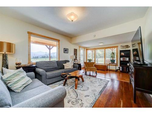 23017 27 Avenue, Bellevue, AB - Indoor Photo Showing Living Room