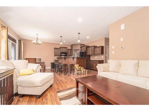 436 Silkstone Crescent West, Lethbridge, AB - Indoor Photo Showing Living Room